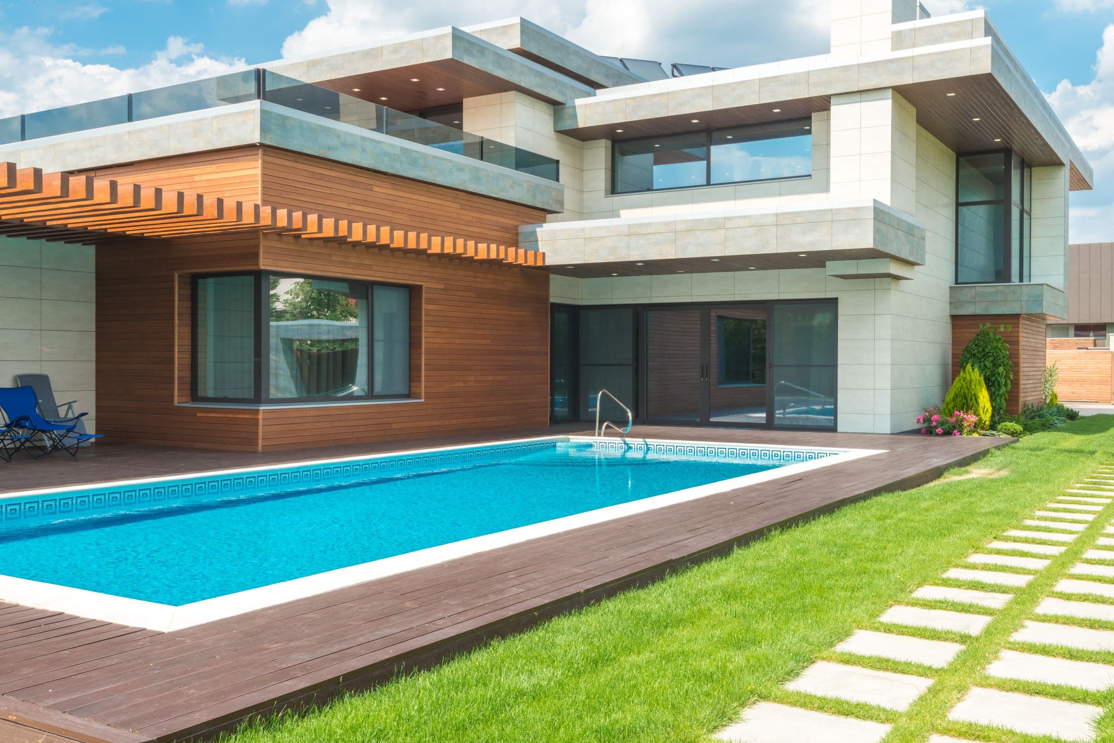 Villa contemporaine avec piscine et façade en bois