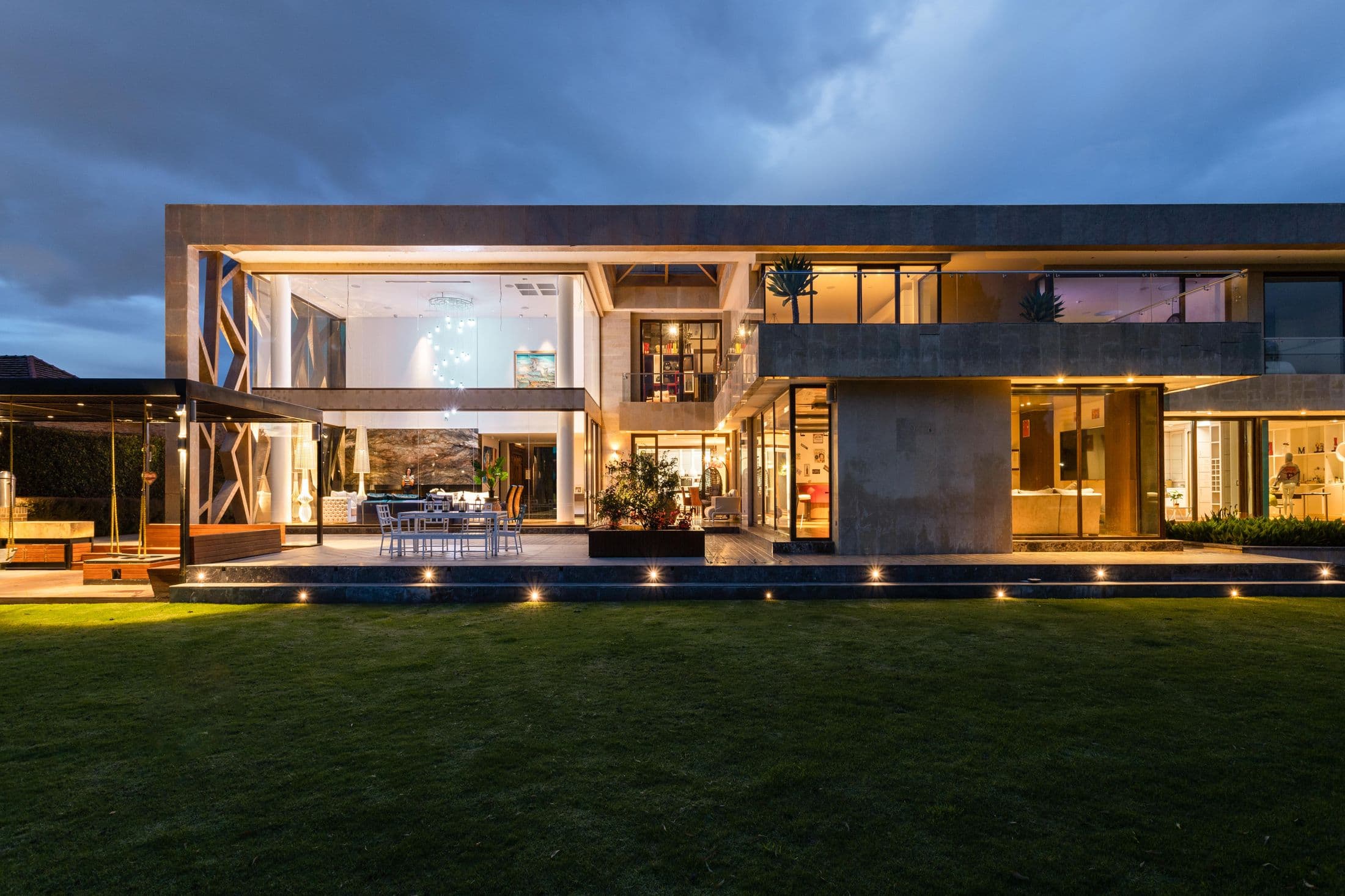 Maison contemporaine au crépuscule révélant la précision de sa réalisation