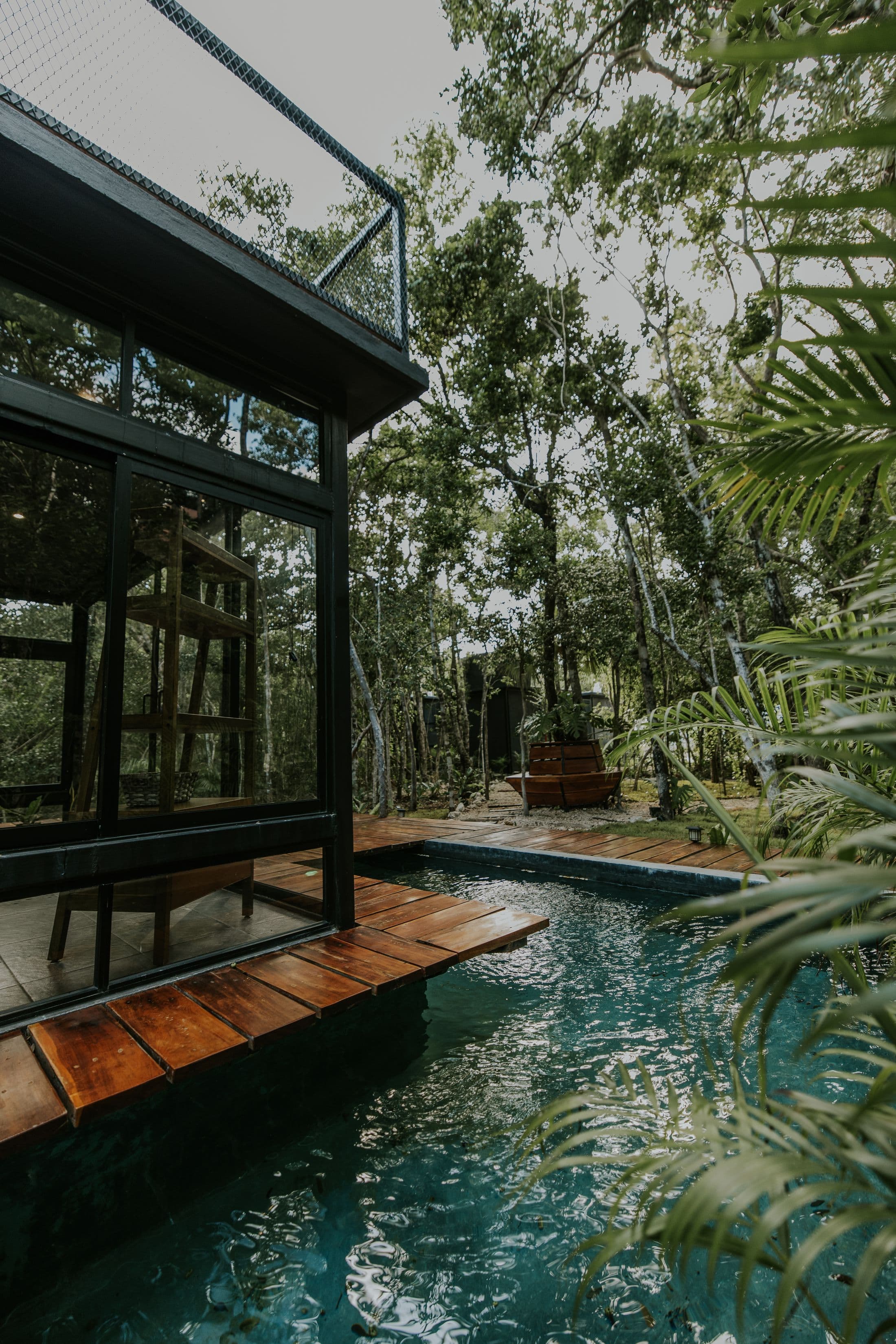 Architecture contemporaine au cœur d'une végétation tropicale